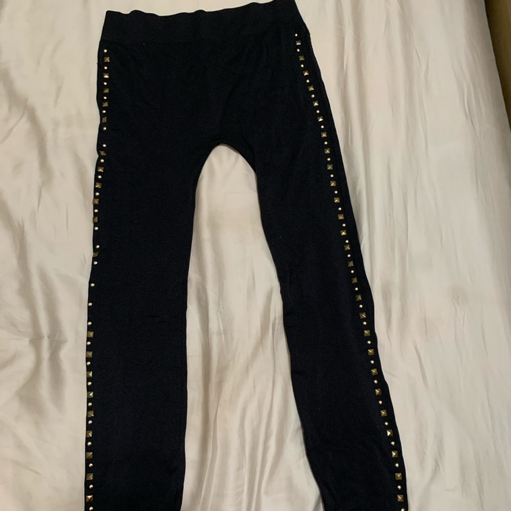 💙 3/20 Black leggings with gold beads.